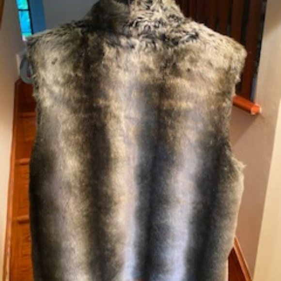 FAUX FUR VEST, SIZE L - Picture 2 of 2